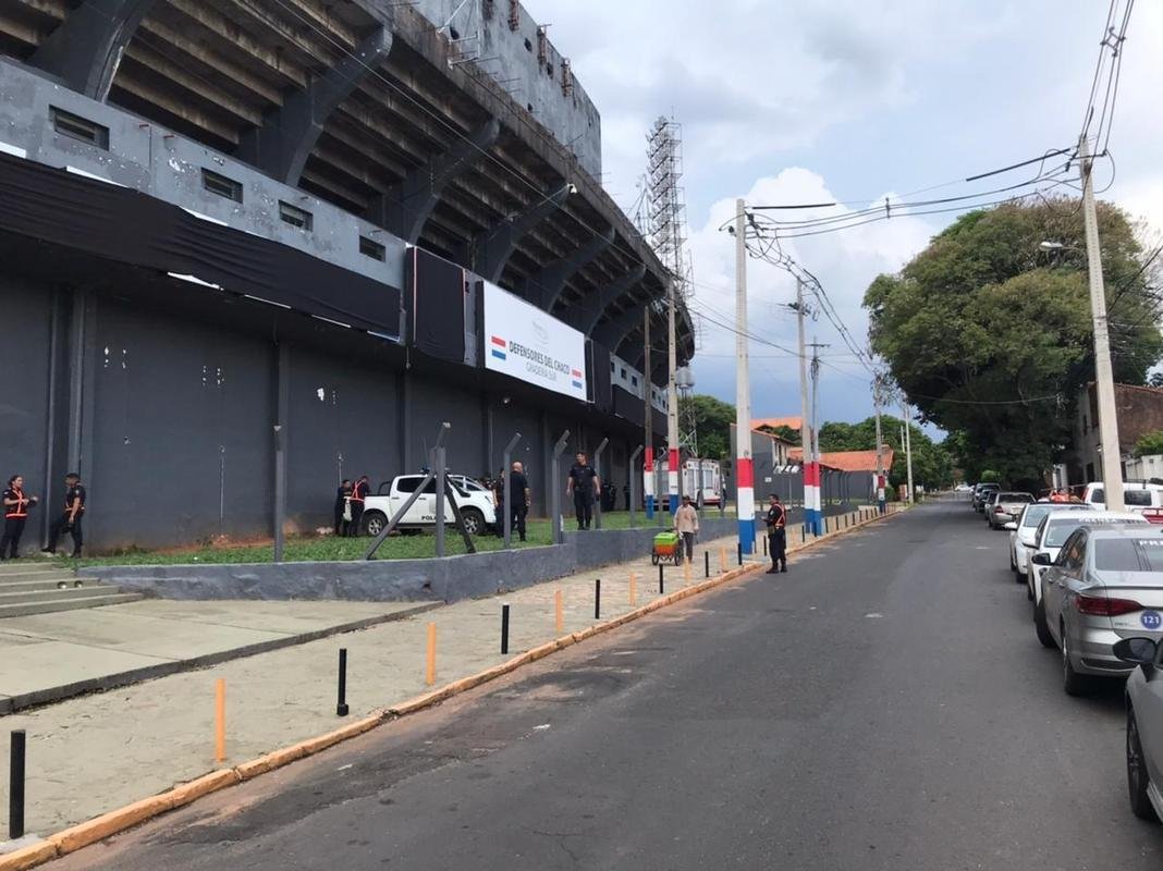 Fotos da torcida do Amrica no estdio Defensores del Chaco, em Assuno, antes da partida contra o Guaran pela segunda fase da Copa Libertadores