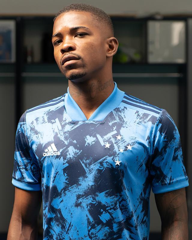 Fotos da nova camisa 3 do Cruzeiro, produzida pela Adidas