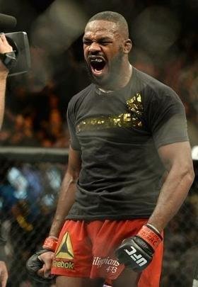 Jon Jones (bermuda vermelha) venceu Daniel Cormier por decisão unânime e manteve o cinturão