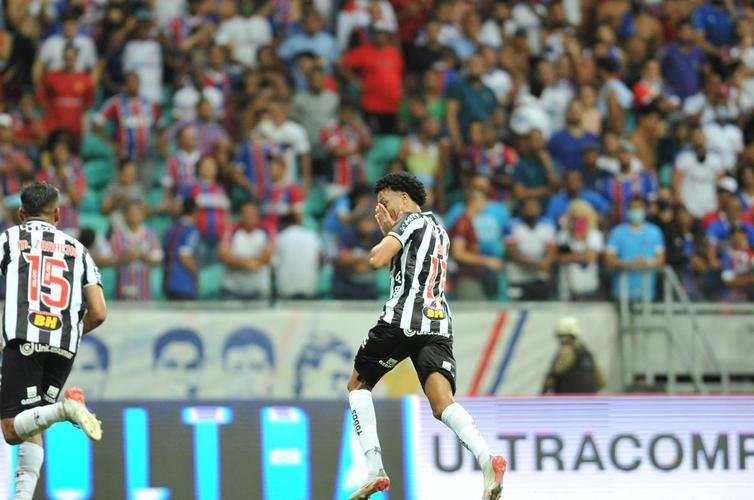 Galo venceu o Bahia de virada, por 3 a 2, com gols de Hulk, de pnalti, e Keno, em duas finalizaes perfeitas. Com resultado, clube se sagrou bicampeo brasileiro aps 50 anos