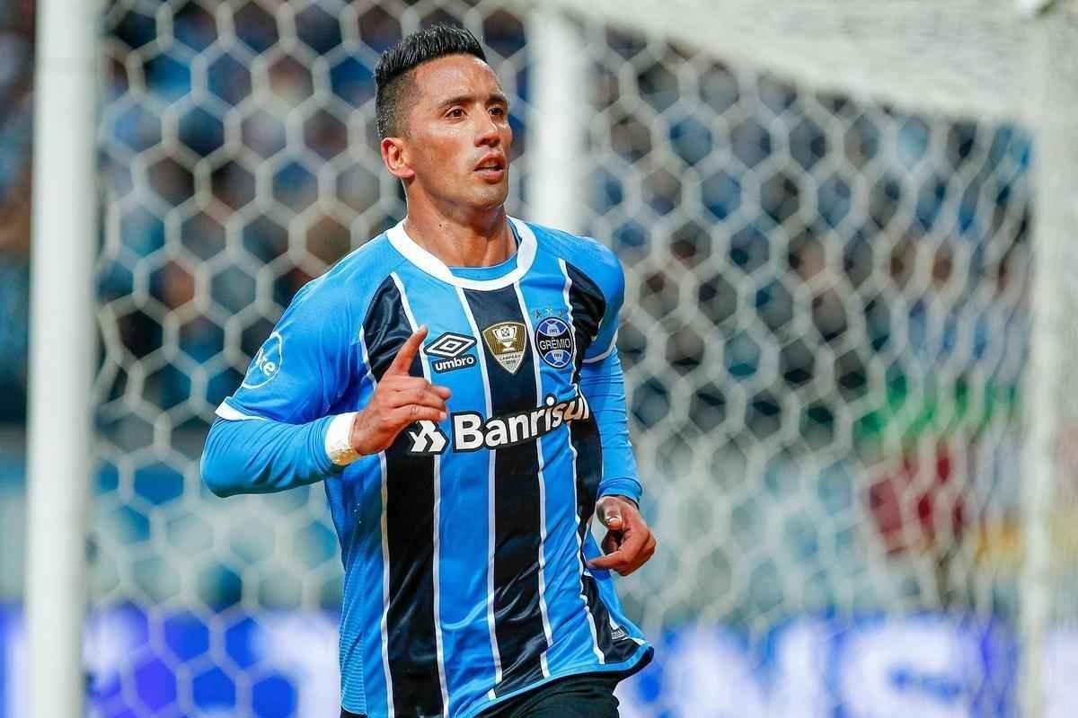 Grmio foi superior no primeiro tempo e abriu o placar aos 45 minutos, com Barrios