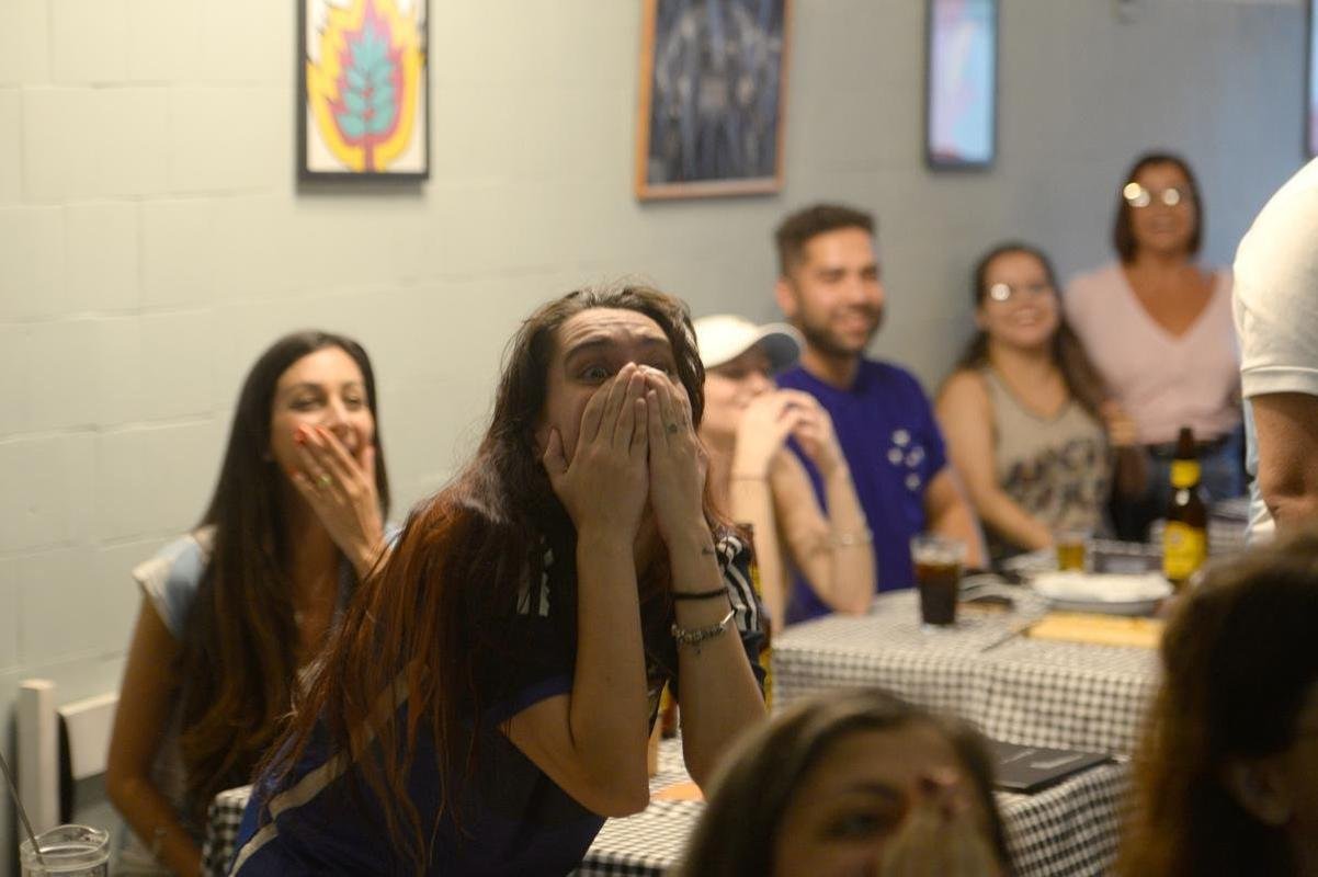 No bar Massa Madre, em BH, torcedores argentinos e admiradores da seleo de Lionel Messi foram  loucura e tambm choraram com a classificao  final da Copa do Mundo de 2022, no Catar, aps a vitria por 3 a 0 sobre a Crocia