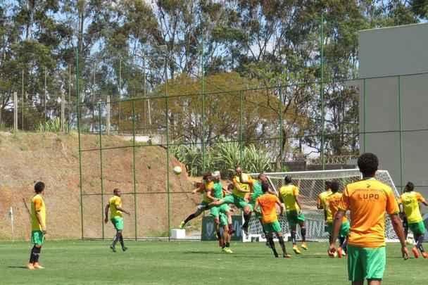 Fotos do treino do Amrica, nesta quarta-feira, no CT Lanna Drumond. Atividade com bola fechou preparao do Coelho para o clssico contra o Cruzeiro, marcado para esta quinta, s 21h, no Independncia, pela 23 rodada do Campeonato Brasileiro