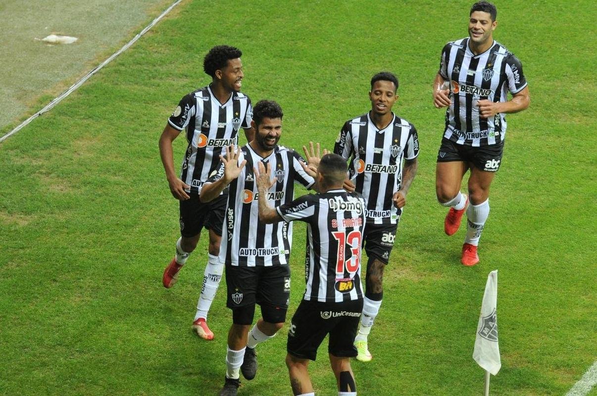Fotos do gol de Diego Costa, de cabea, sobre o Sport. Foi primeiro gol do Atltico na vitria por 3 a 0 pela 21 rodada do Brasileiro