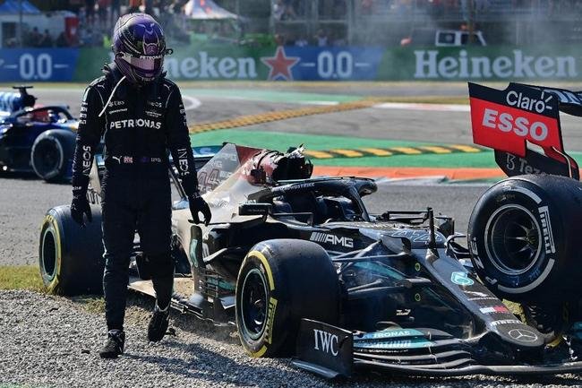 Max Verstappen e Lewis Hamilton se envolveram em batida impressionante no GP da Itlia de Frmula 1