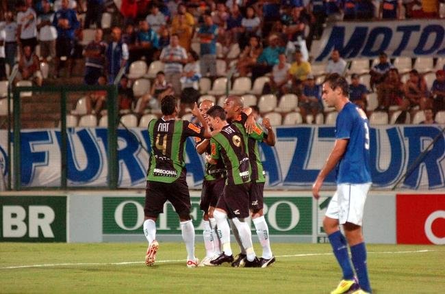 O Cruzeiro foi eliminado pelo Amrica na semifinal do Campeonato Mineiro de 2012 com duas derrotas na Arena do Jacar, em Sete Lagoas: 3 a 2 e 2 a 1.
