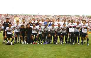 2008 - São Paulo encerrou a 19ª rodada em 4° lugar, com 33 pontos, a oito de distância do líder Grêmio
