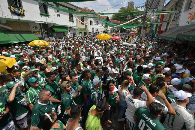 Em So Paulo, torcedores do Pameiras assistem  final do Mundial de Clubes contra o Chelsea disputada em Abu Dhabi, nos Emirados rabes