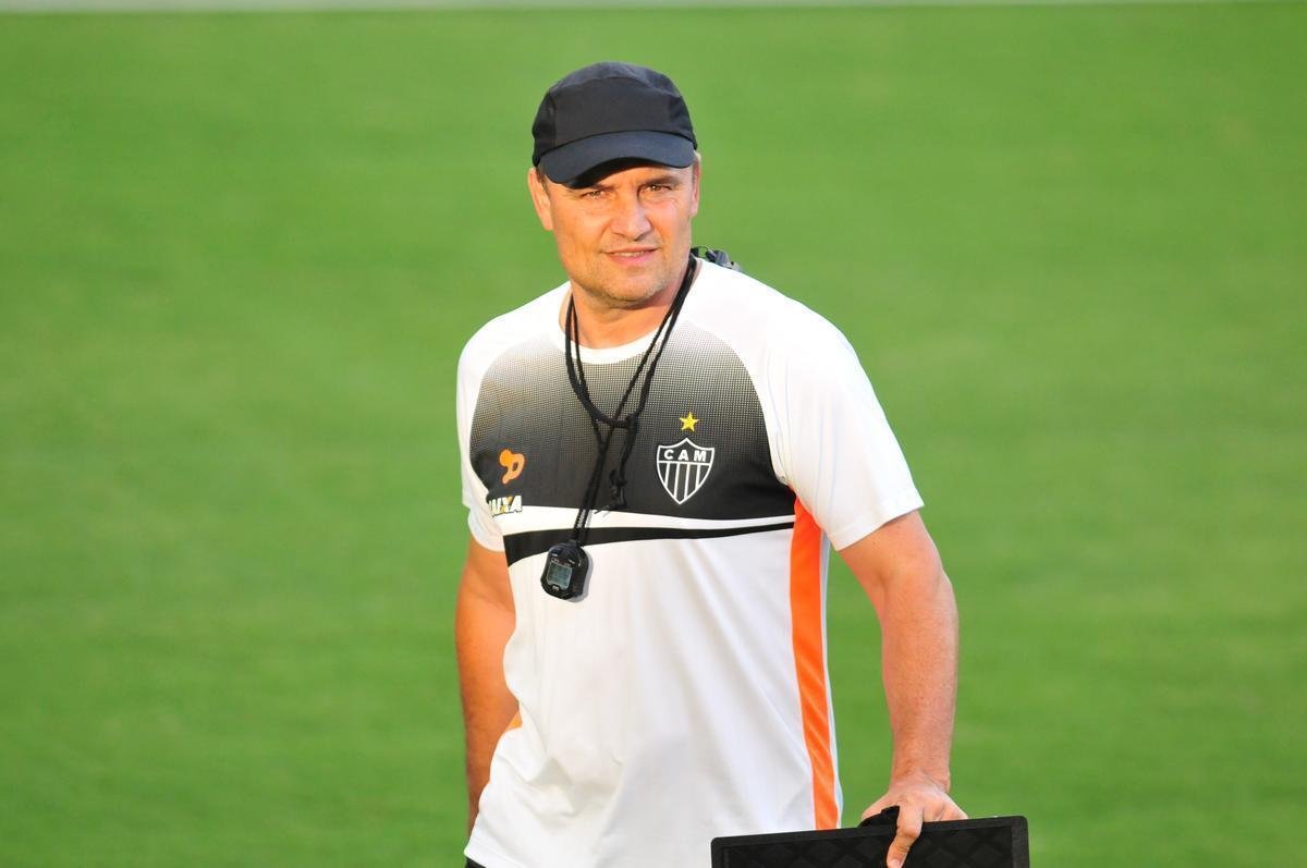 Diego Aguirre - Diego Aguirre foi contratado em 2016 pelo Atltico para substituir Levir Culpi. A expectativa foi grande, o clube investiu em reforos, mas a eliminao na Copa Libertadores causou a interrupo do trabalho. O uruguaio deixou o Atltico com 16 vitrias, sete empates e oito derrotas nos 31 jogos em que comandou a equipe.