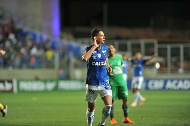 Com gols de Thiago Neves, Arrascaeta e Ded, Cruzeiro goleou a Chapecoense por 3 a 0