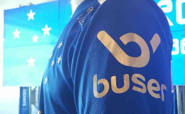 No uniforme do Cruzeiro, a marca ser exposta na manga