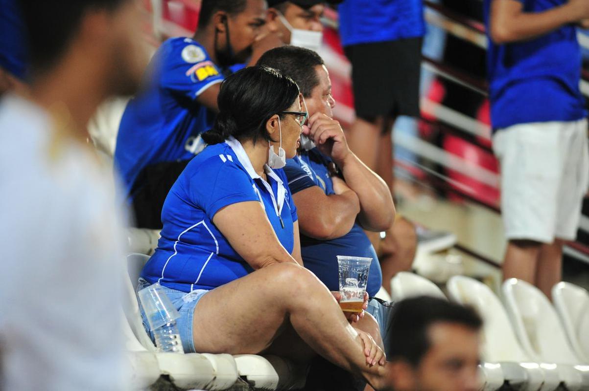 Torcida do Cruzeiro vai da euforia  decepo na Arena do Jacar no empate por 1 a 1 com o Operrio. Time azul saiu na frente, com gol de Claudinho. Depois, Paulo Srgio empatou, de pnalti, para os paranaenses. No fim, o gol da vitria, de Marcelo Moreno, foi anulado pelo VAR.