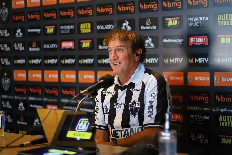 Março/2021 - No dia 5 de março, o Atlético anunciou a chegada de Cuca para o lugar de Jorge Sampaoli. O treinador foi apresentado no dia 16 e iniciou os trabalhos para comandar o maior ano da história do clube, conquistando Campeonato Mineiro, Campeonato Brasileiro e Copa do Brasil.