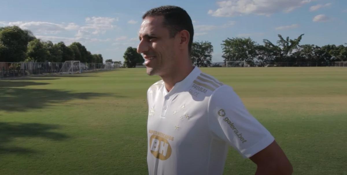 Cruzeiro lançou camisa branca, com detalhes em dourado, nesta quinta-feira (6 de maio)