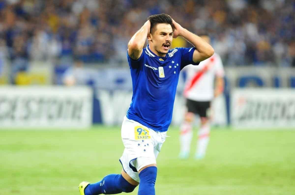 2015 - Copa Libertadores - Cruzeiro foi eliminado nas quartas de final ao ser derrotado pelo River Plate. Imagem da partida diante dos argentinos, no Mineiro