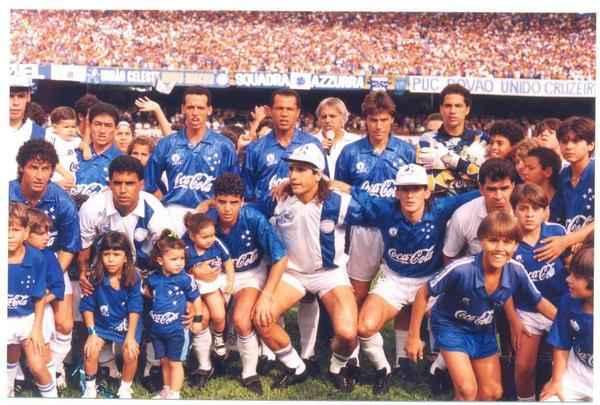 Time do Cruzeiro que foi campeo da Supercopa e campeo mineiro de 92. Em p: Paulo Roberto, Nonato, Clio Lcio, Luizinho, Douglas e Paulo Csar. Agachados: Betinho, Boiadeiro, Luiz Fernando, Renato Gacho e Roberto Gacho.