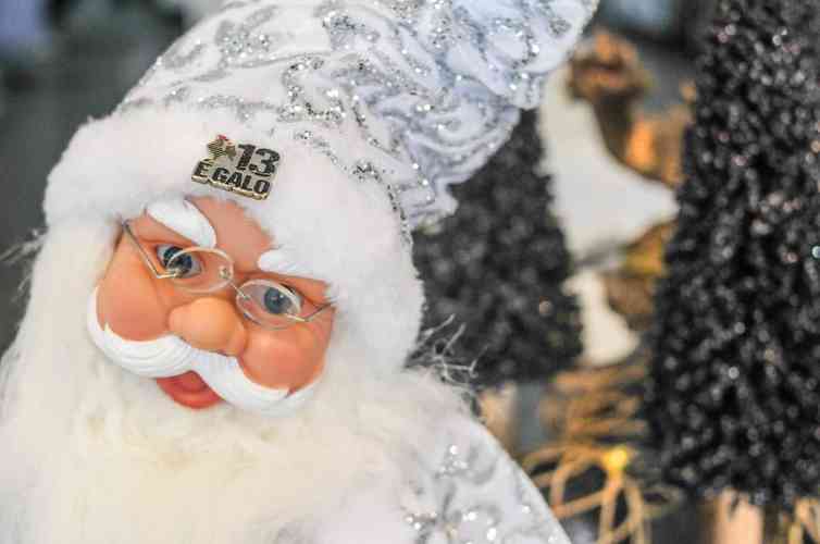 Na Loja do Galo no Bairro de Lourdes, o Papai Noel vestindo as cores alvinegras serve só de decoração, mas já houve torcedores querendo comprá-lo