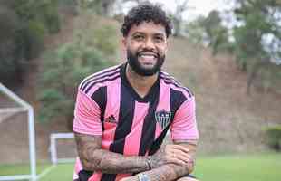 Jogadores do Atltico posam com nova camisa rosa