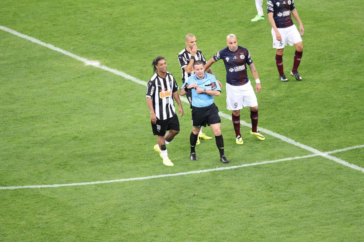 Ronaldinho pode ter feito, contra o Lans, na despedida da Recopa, o seu ltimo jogo pelo Atltico