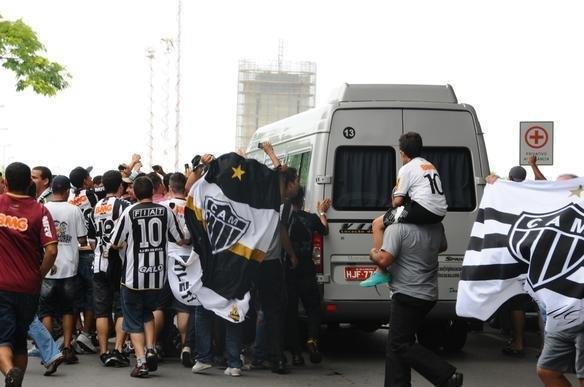 Diego Tardelli nos braos da torcida do Atltico, na chegada a Confins.
Atacante assinar contrato de quatro anos com o clube