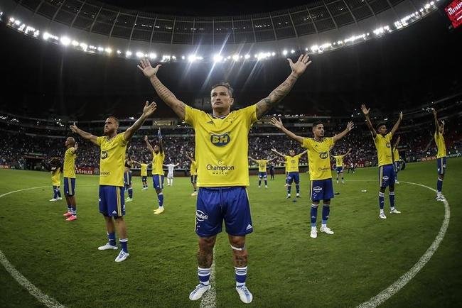 Como mandante, o Cruzeiro empatou por 1 a 1 com a Chapecoense no Man Garrincha, em Braslia, pela 24 rodada. Depois da partida, os jogadores saudaram a torcida presente no estdio. 