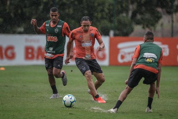 Atlético treina com Victor e Jair em campo; veja fotos