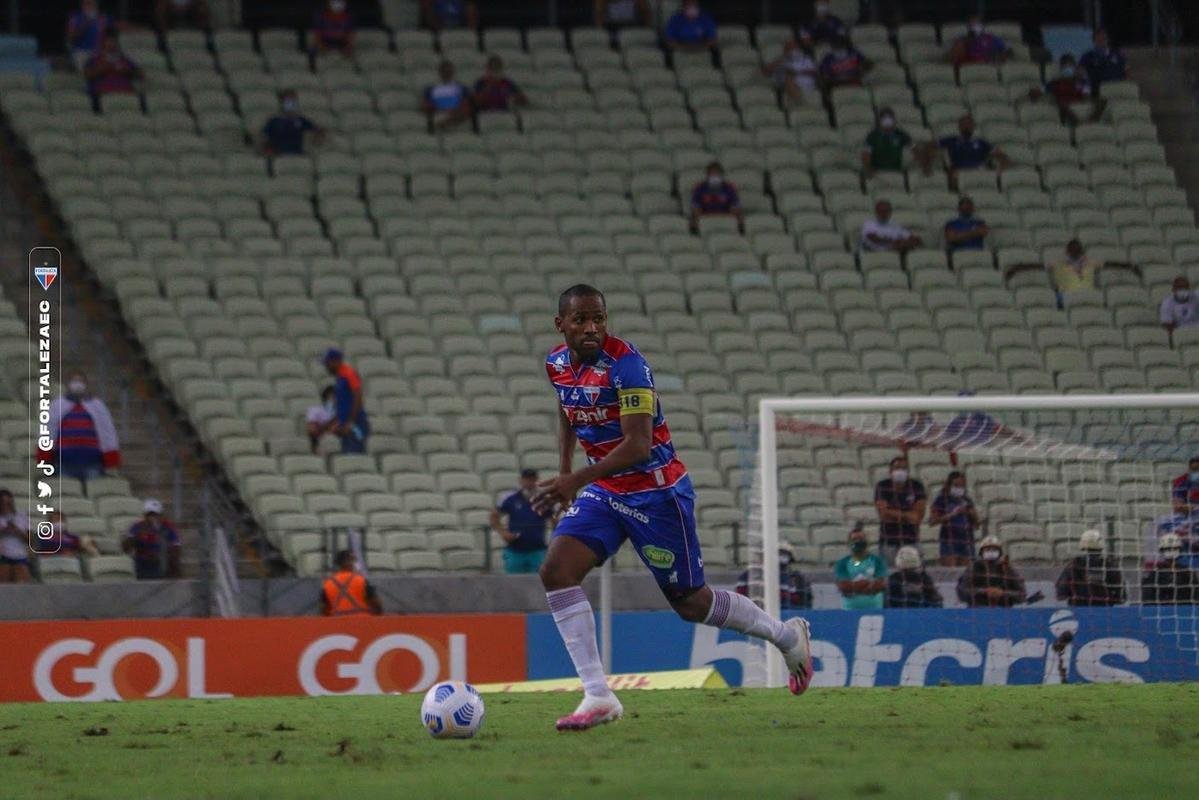 Tinga (lateral-direito) - Tinga disputou a Srie B de 2014 com a camisa do Boa Esporte. Em 2015, teve sua primeira passagem pelo Fortaleza. Ele voltou ao Leo do Pici em 2018, onde permanece.