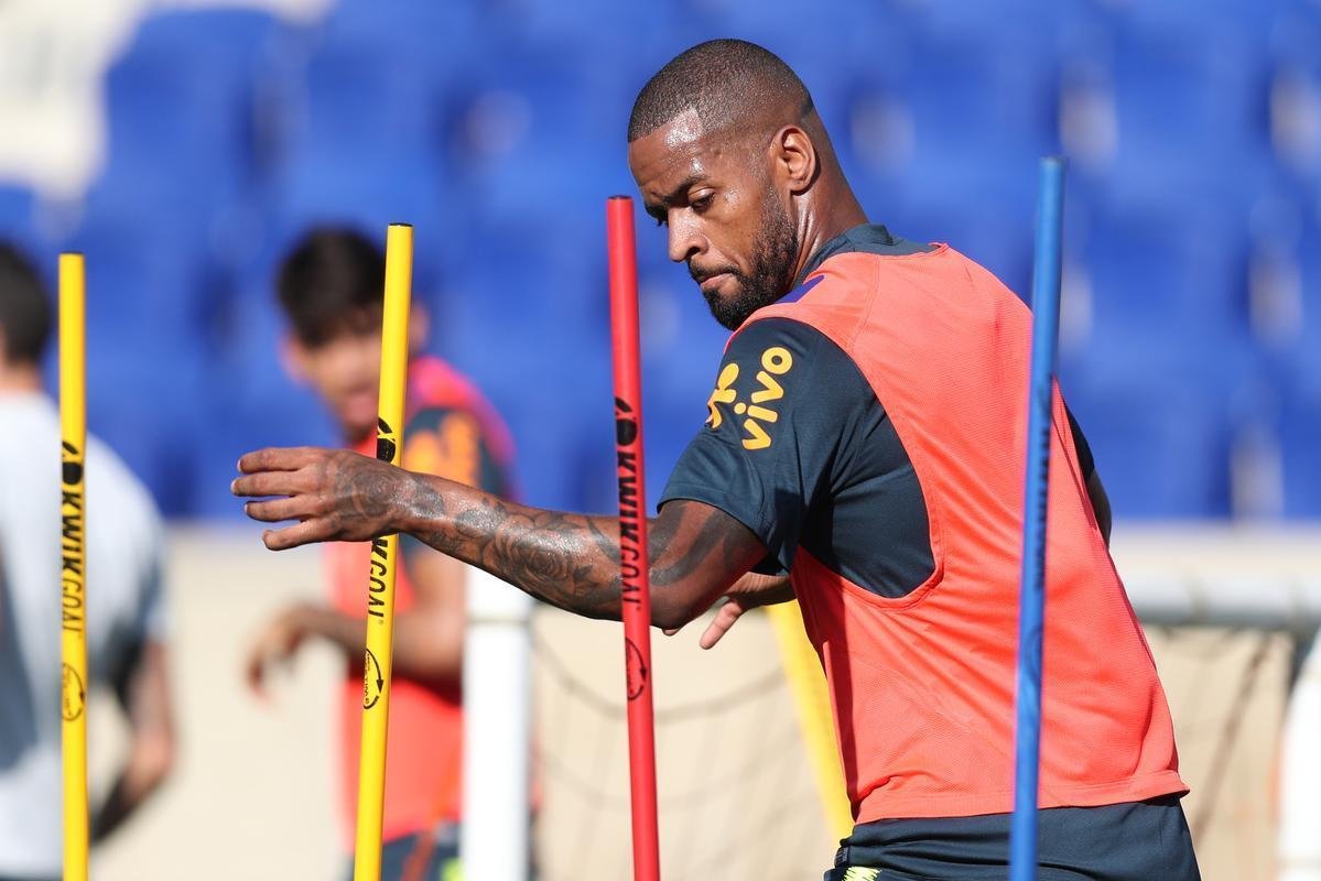 Veja imagens do treino da Seleção Brasileira, com Dedé em campo