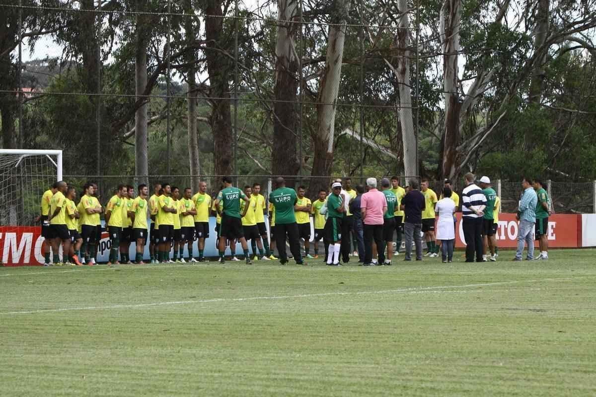 O elenco do Amrica se reapresentou para a temporada 2015 na tarde desta segunda-feira, no CT Lanna Drumond. Depois de reunio com integrantes do conselho de administrao, os jogadores foram para um campo secundrio, onde realizaram o primeiro trabalho com bola. O gramado principal passa por reformas.