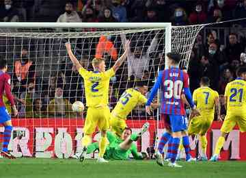 No Camp Nou, time catalão tropeça e permite ao rival Real Madrid abrir 15 pontos de frente na liderança do Campeonato Espanhol 