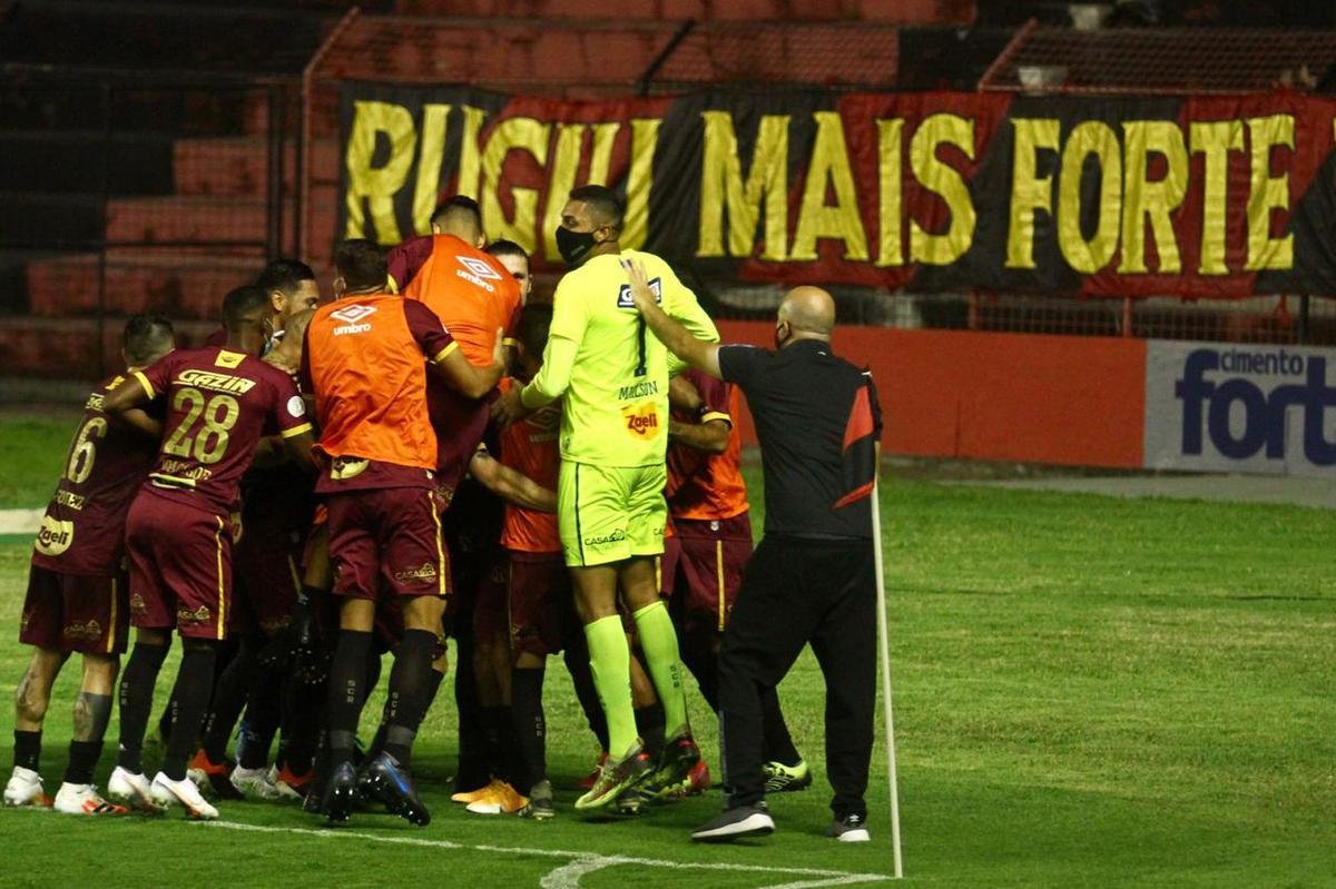 Com gol do zagueiro Maidana, de pênalti, Sport venceu o Corinthians em casa e deu um salto importante na tabela de classificação da Série A.