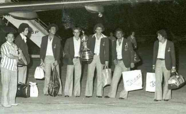 Jogadores do Cruzeiro com a taa da Copa Libertadores de 1976