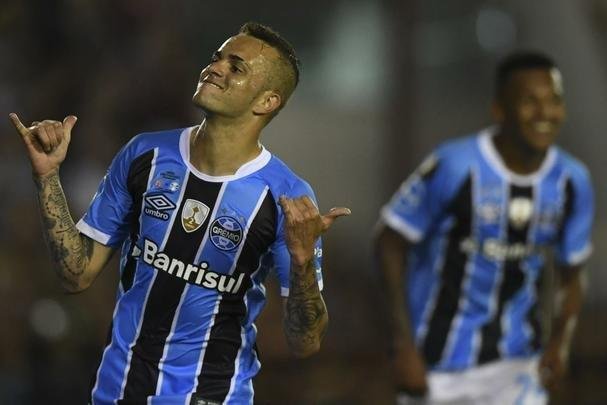 Luan marcou o segundo gol do Grmio no estdio La Fortaleza