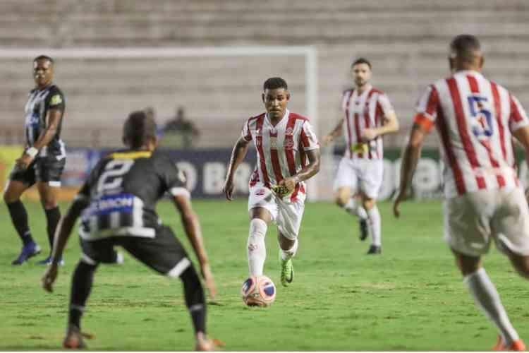 Nos Aflitos, em jogo válido pelo Campeonato Pernambucano, a equipe mandante foi derrotada pelo Central, com o placar de 1 a 0; jogo foi o primeiro após a eliminação da Copa do Brasil