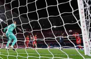 No segundo tempo, Kingsley Coman colocou o Bayern em vantagem com gol de cabea: 1 a 0