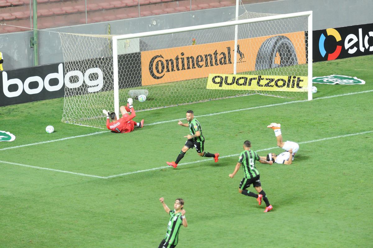 Fotos do duelo entre Amrica e Ponte Preta, no Independncia, em Belo Horizonte, em jogo de volta da quarta fase da Copa do Brasil