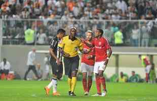 Em jogo com chuva de granizo e 'apago' no Horto, Galo  batido pelo Internacional por 1 a 0