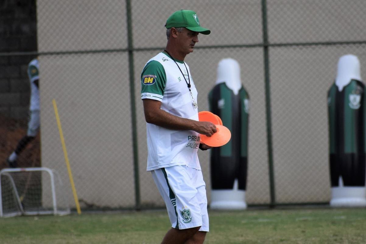 O Amrica segue em preparao para a deciso do Campeonato Mineiro, contra o Atltico. No prximo sbado (22), s 16h30, os rivais se enfrentaro no Mineiro, em Belo Horizonte. Para ser campeo estadual pela 17 vez, o Coelho precisar vencer o confronto. Isso porque a primeira partida terminou empatada em 0 a 0, e o Atltico possui a vantagem de jogar por um novo empate.