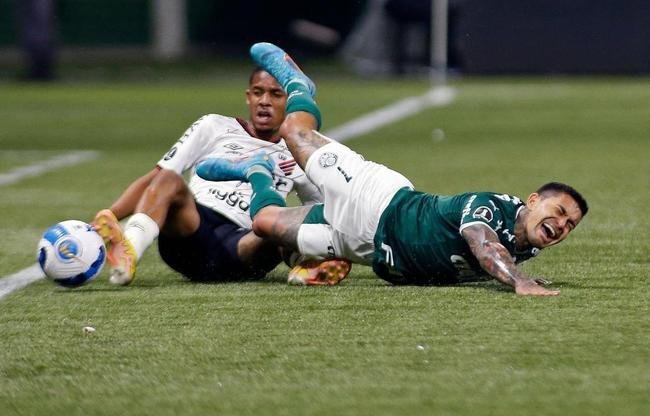 2) Dudu sofreu 887 faltas em 300 jogos