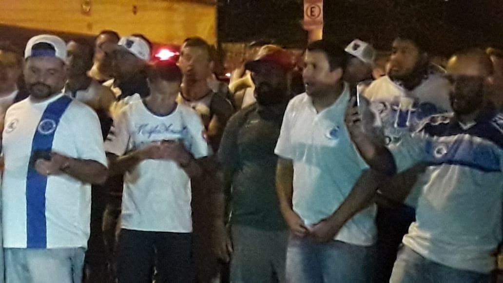Integrantes da torcida Mfia Azul protestaram na noite desta segunda-feira durante a eleio para o Conselho Fiscal do Cruzeiro. Alm de cnticos exigindo transparncia no clube, os torcedores jogaram pipoca na porta da sede social do Barro Preto e se referiram aos conselheiros como 'omissos'. A insatisfao dos cruzeirenses se d pelas suspeitas de crimes cometidos por integrantes da diretoria. Tanto a Polcia Civil quanto o Ministrio Pblico apuram as possveis irregularidades em transaes de jogadores, contratos de prestao de servio e aumentos substanciais de salrios.