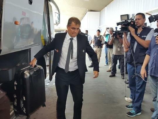Jogadores do Atlético no Aeroporto Internacional de Confins durante embarque para o Chile