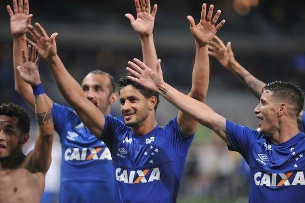 Aliviados com a classificao, jogadores do Cruzeiro fizeram festa com a torcida, no Mineiro
