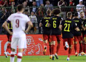 Diabos Vermelhos levam susto de Lewandowski, mas reagem em casa e aplicam goleada para conquistar primeiro triunfo no torneio