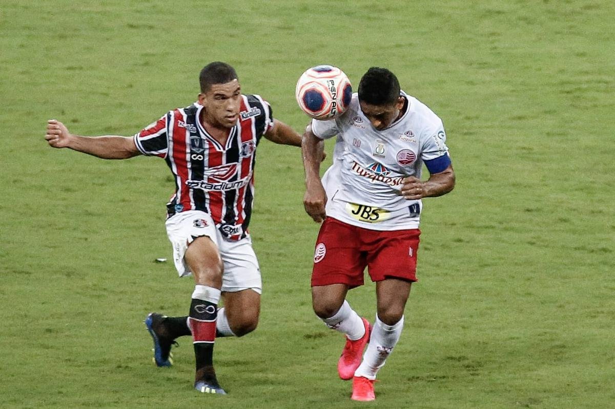O Náutico equilibrou na segunda metade do primeiro tempo e o jogo ficou aberto para as equipes, com ambas criando boas chances. Jorge Henrique, de cabeça, teve duas oportunidades pelo Timbu. o Santa acertou uma bola na trave, com Didira, mas o placar terminou sem gols na etapa inicial.