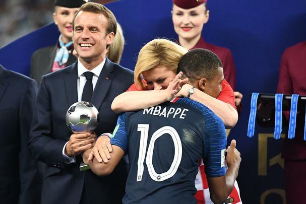 Presidente francês Emmanuel Macron vibra muito com o título francês e depois ainda entrega medalhas e troféu aos campeões; já a presidente croata Kolinda Grabar-Kitarovic deu show de simpatia mesmo com o vice
