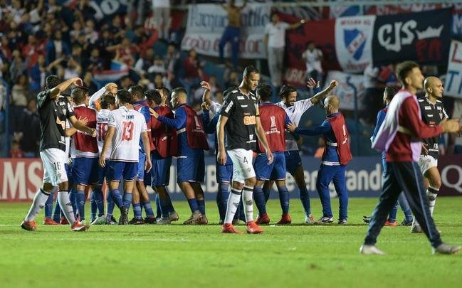 Jogadores do Nacional comemoram vitria sobre o Atltico no Uruguai