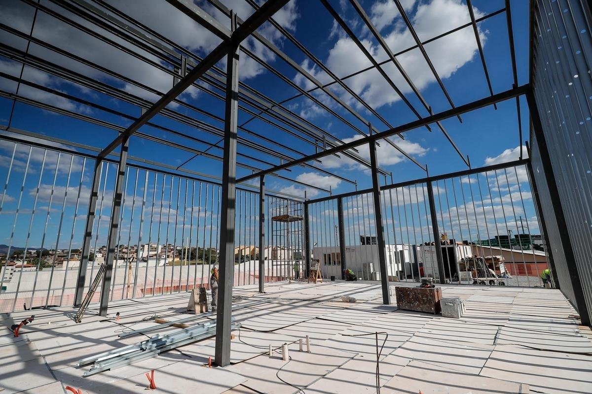 Ideia  mostrar a realidade das obras de construo do estdio do Galo
