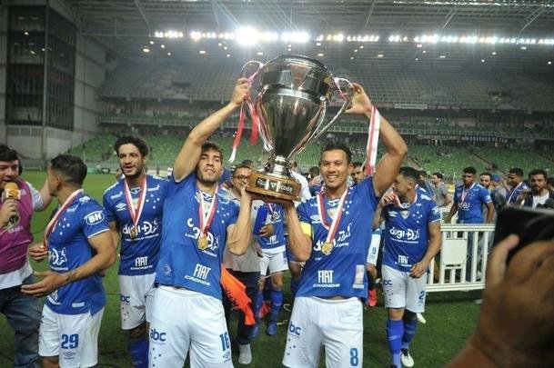 Entrega de medalhas e erguimento da taa: veja a festa do Cruzeiro com o bi do Mineiro