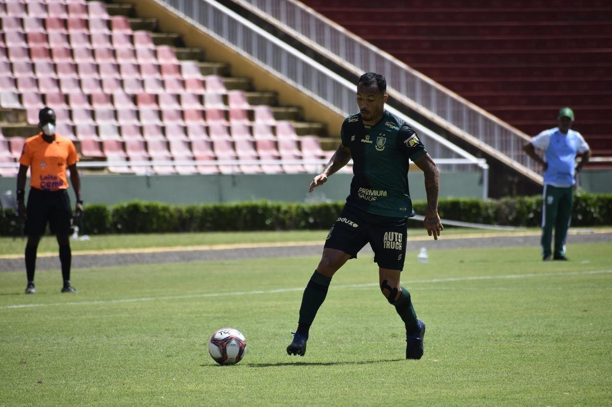 Uberlândia e América se enfrentaram nesta quinta-feira (1), em partida válida pela 6ª rodada do Campeonato Mineiro. Sob forte calor, as equipes duelaram no Parque do Sabiá, em Uberlândia, no Triângulo Mineiro.