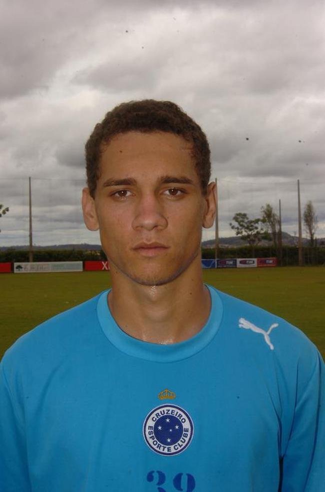 Zagueiro Maicon em seu incio de carreira no Cruzeiro, no ano de 2007. 